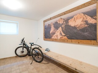 E-Bike Garage im Sommer und Skikeller im Winter