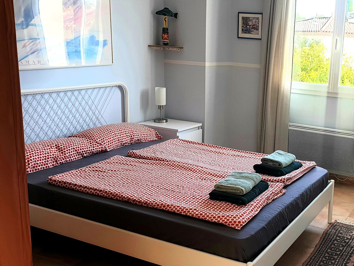 Das erste Schlafzimmer mit einem 1,40 m breiten Bett