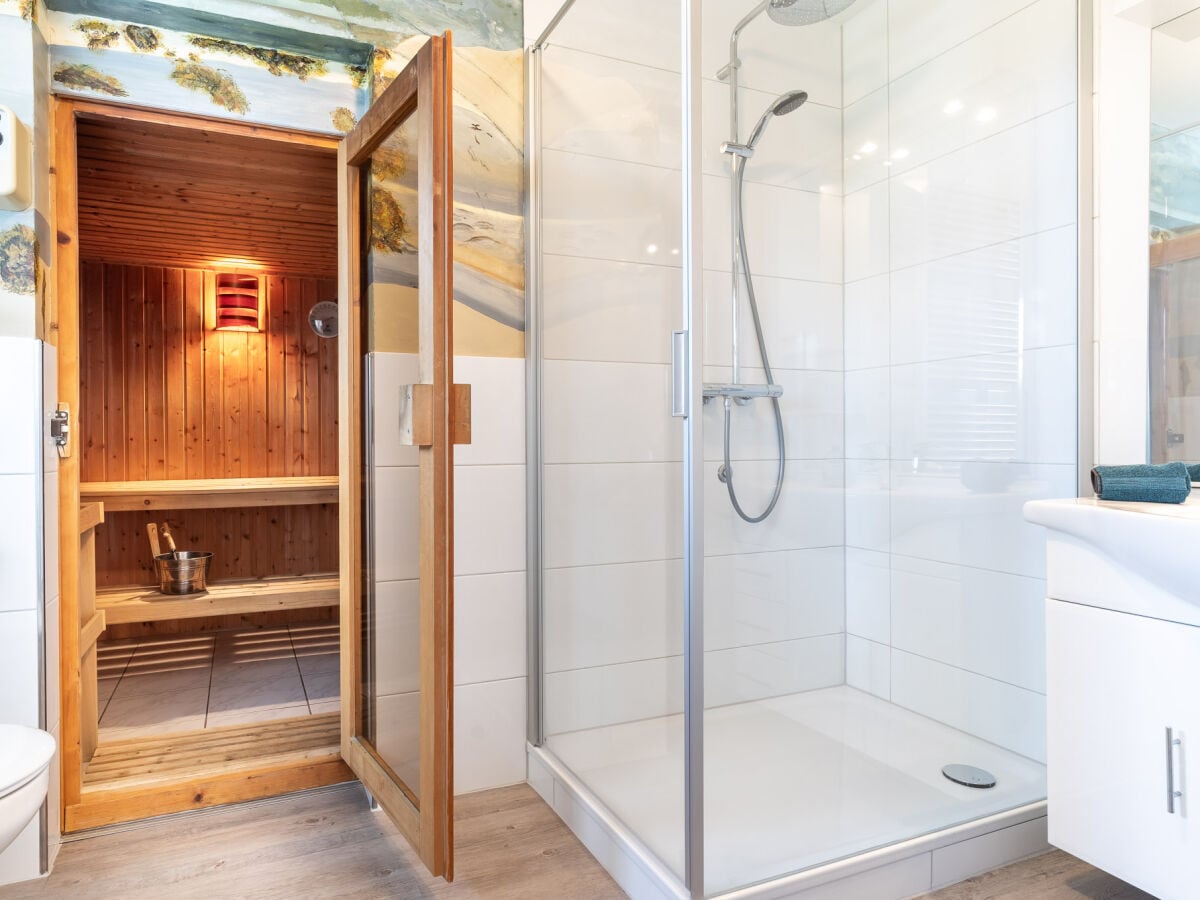 Badezimmer mit Sauna und Rainshower Dusche