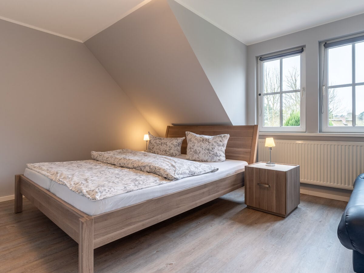 geräumiges Schlafzimmer mit Doppelbett