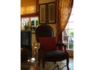 Garden Suite Wohnzimmer mit Blick auf die Terrasse