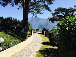 Weg zum Kräutergarten und Hangterrasse