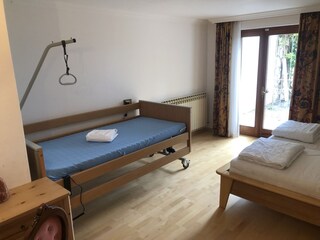 2. Schlafzimmer mit Doppelbett und Pflegebett