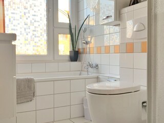 Dadezimmer mit Badewanne und Dusche