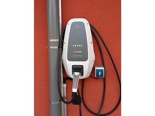 E-Ladestelle vorm Haus