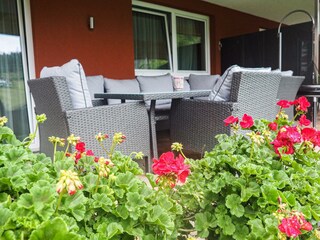 gemütliche Gartengarnitur auf der Terrasse