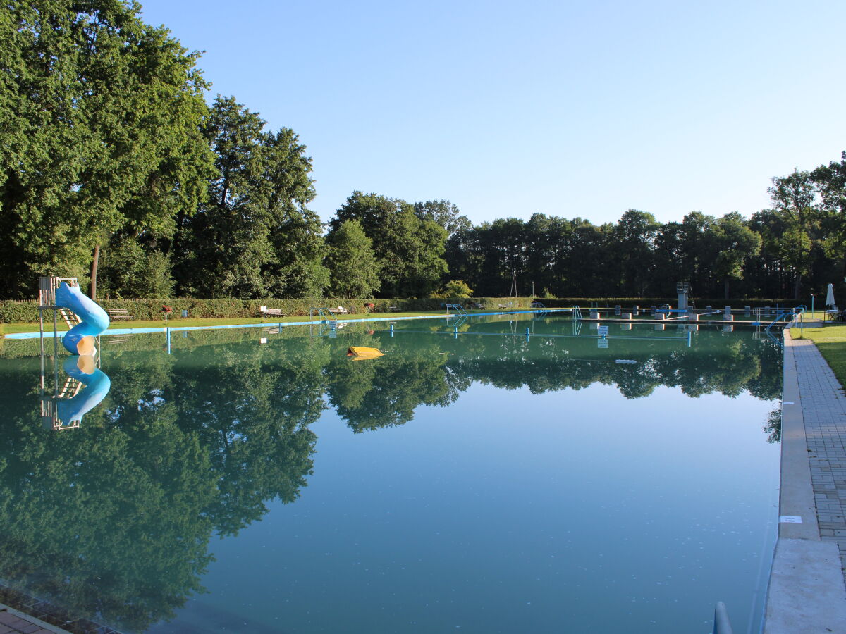 Freibad mit kleinen Sprungturm