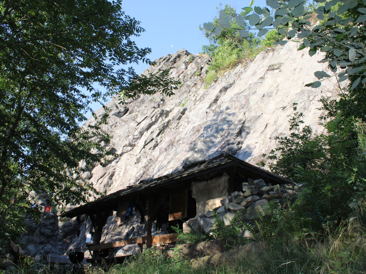 Kletterfelsen mit Hütte