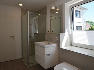 Badezimmer I mit Badewanne und Regendusche