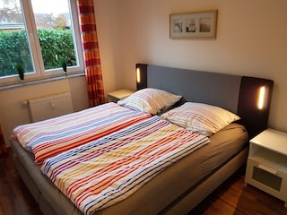 Großes Boxspringbett im 1. Schlafzimmer