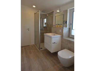 Großes Badezimmer I mit Badewanne und Regendusche