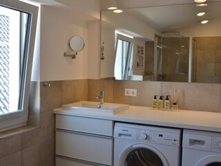 Badezimmer II mit Waschmaschine und Trockner
