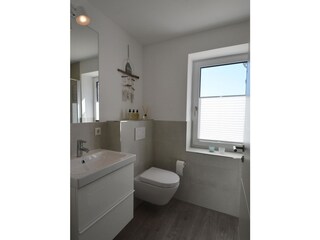 Helles Badezimmer mit Dusche, Fön & Handtuchheizkörper