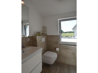 Gäste-WC mit Waschtisch, Waschmaschine und Trockner