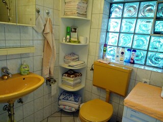 Badezimmer mit Waschmaschine, Badewanne/Duschfunktion