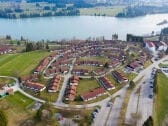 Das Feriendorf Lechbruck hoch über dem Lechsee gelegen.