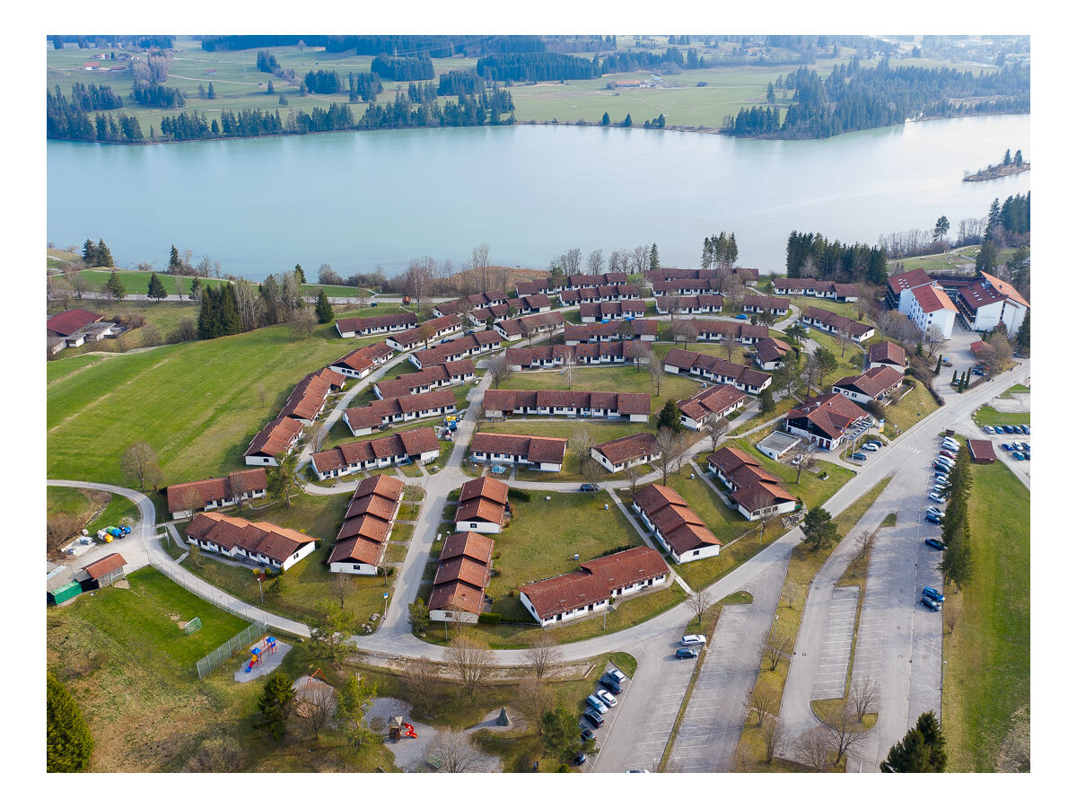 Das Feriendorf Lechbruck hoch über dem Lechsee gelegen.