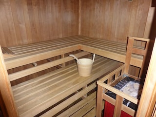Die Sauna im großen Badezimmer