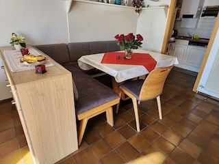 Neben der Küche ist die gemütliche Essgruppe.