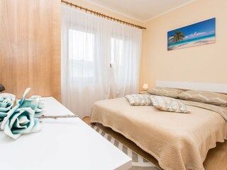 Schlafzimmer mit Doppelbett 5