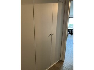 Wohnungsflur mit geräumiger Schrankwand
