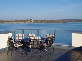 Blick von der Dachterrasse auf den See