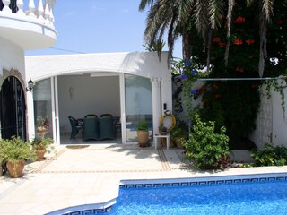 Terrasse und Sonnenzimmer auf der Poolseite