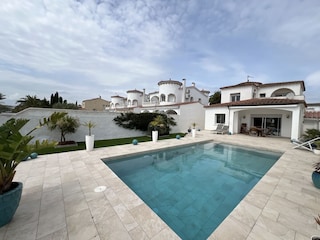 Villa mit Pool am Kanal Empuriabrava