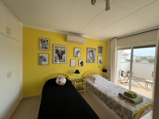 Schlafzimmer mit 2 Einzelbetten und Balkon im 1.Stock