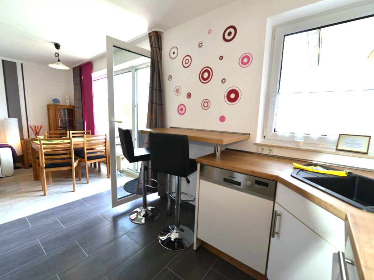 Moderne wohnzimmer mit offener küche – dumss.com