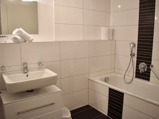 Unteres Badezimmer mit Badewanne+Dusche+WC