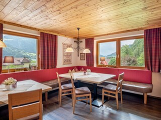 Unsere schöne Stube mit 2 großen Tischen + Couch