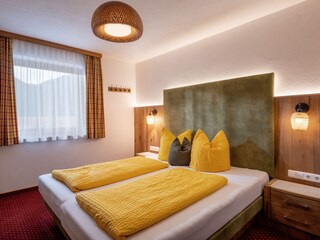 Doppelbettschlafzimmer im Erdgeschoß