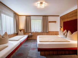 4: Vierbett-Schlafzimmer im 1. Stock