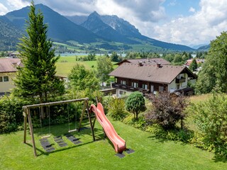 Teil des Spielplatzes im Garten des Ferienhauses