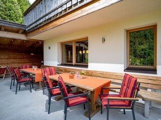 Terrasse mit einem Teil der Sitzgelegenheiten