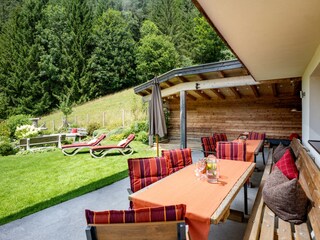 Terrasse mit einem Teil der Sitzgelegenheiten