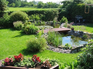 Gartenteich mit nebenliegender Terrasse