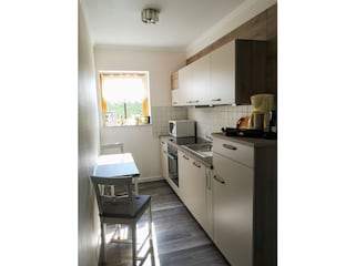 moderne Küche mit Geschirrspüler und Espressomaschine