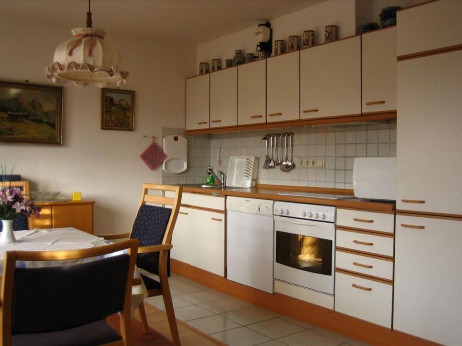 Modernes wohnzimmer mit offener küche und essbereich