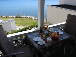 Frühstück auf dem Balkon