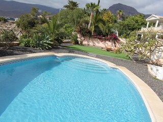 Pool mit Gartenbereich