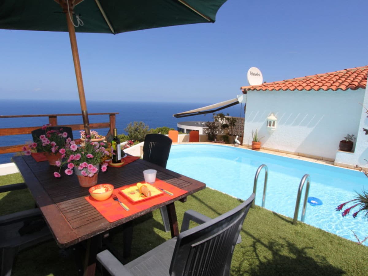 Die Terrasse am Pool mit Blick auf den Atlantik