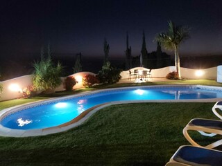 Pool bei Nacht