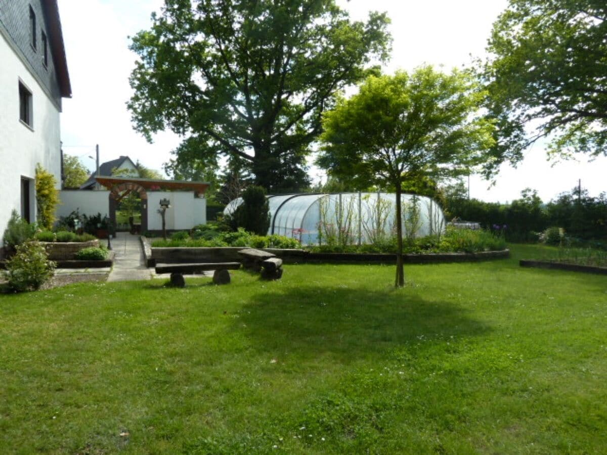 Garten mit Poolhaus