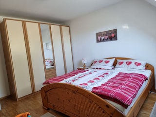 Elternschlafzimmer mit Babybett