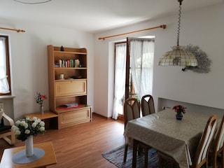 Wohnzimmer mit Esstisch