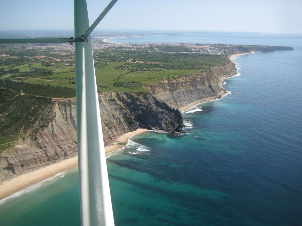 Die Küste von Praia da Luz und im Hintergrung ist Lagos