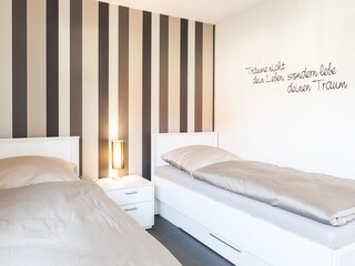 Schlafzimmer EG mit zwei Einzelbetten