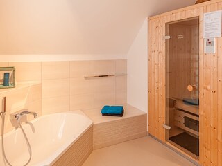 Infrarotkabine und Badewanne